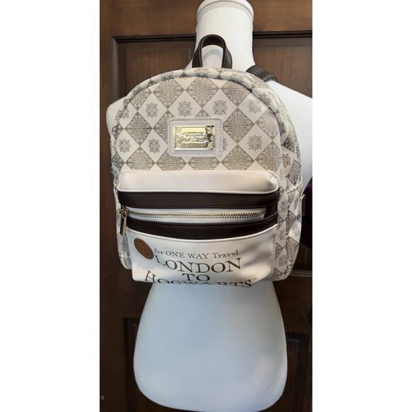 Universal Studios | World of Harry Potter London to Hogwarts Travel Back Pack - Picture 4 of 7